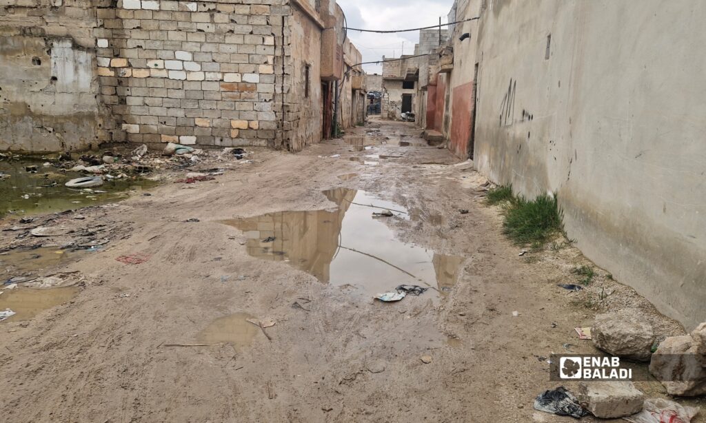 طفح الصرف الصحي يتجدد في حارة الزهر بداريا.. والمياه تصل إلى المنازل 33 تجمعات مياه ووحل في إحدى الحارات المتفرعة عن شارع جامع أبو سليمان في حارة الزهر بداريا وسط شكاوى من طفح الصرف الصحي