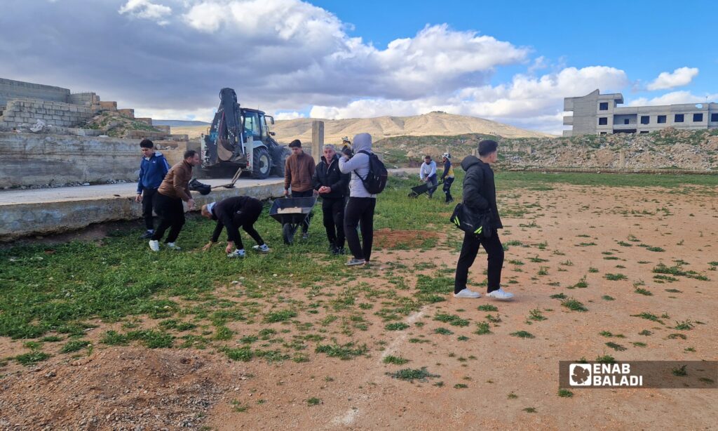 مشاركون في يوم تطوعي لتنظيف ملعب نادي داريا بمشاركة الدفاع المدني ومنظمة “مارس” وإدارة النادي والمجتمع المحلي