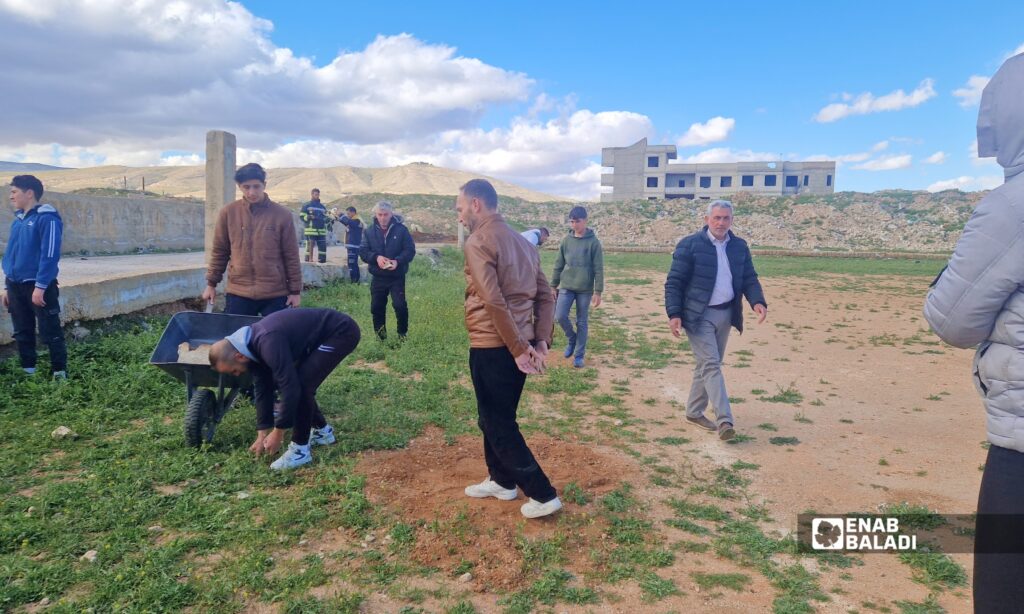 مشاركون في يوم تطوعي لتنظيف ملعب نادي داريا بمشاركة الدفاع المدني ومنظمة “مارس” وإدارة النادي والمجتمع المحلي