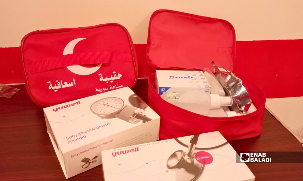علبة إسعافات أولية خلال دورة تدريبية في داريا