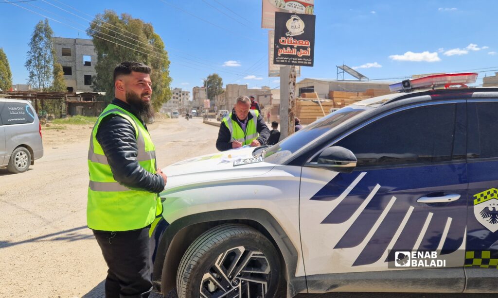 عناصر من شرطة مرور داريا يوقفون مركبات خلال جولة ميدانية لتنظيم السير