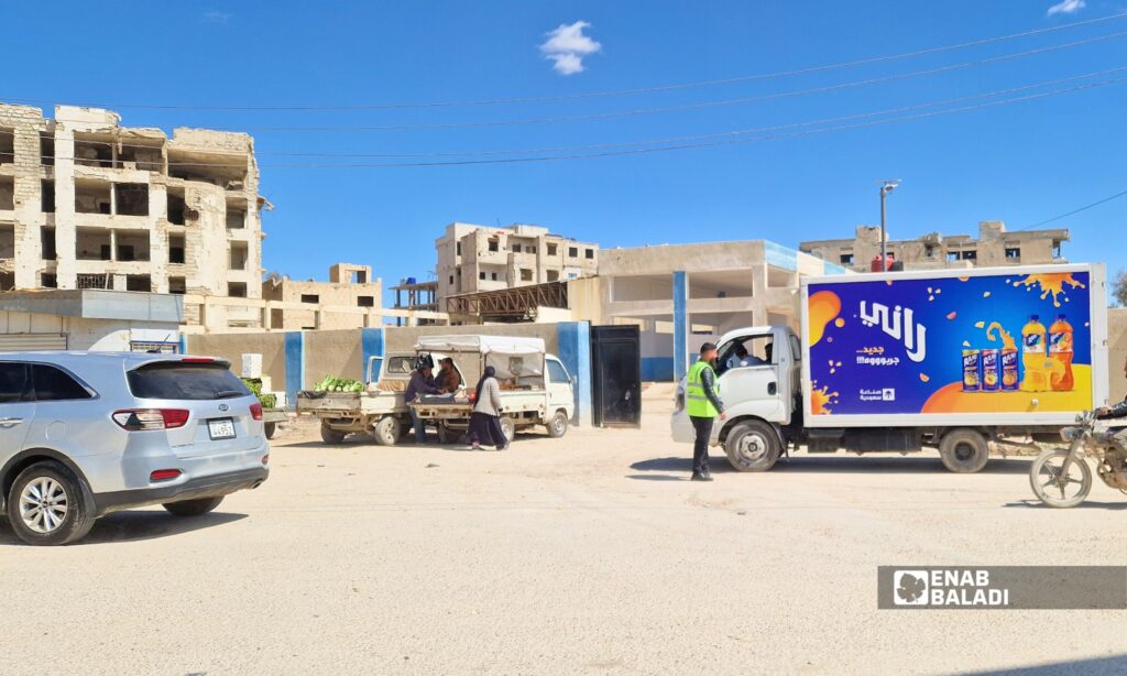 عناصر من شرطة مرور داريا يوقفون مركبات خلال جولة ميدانية لتنظيم السير