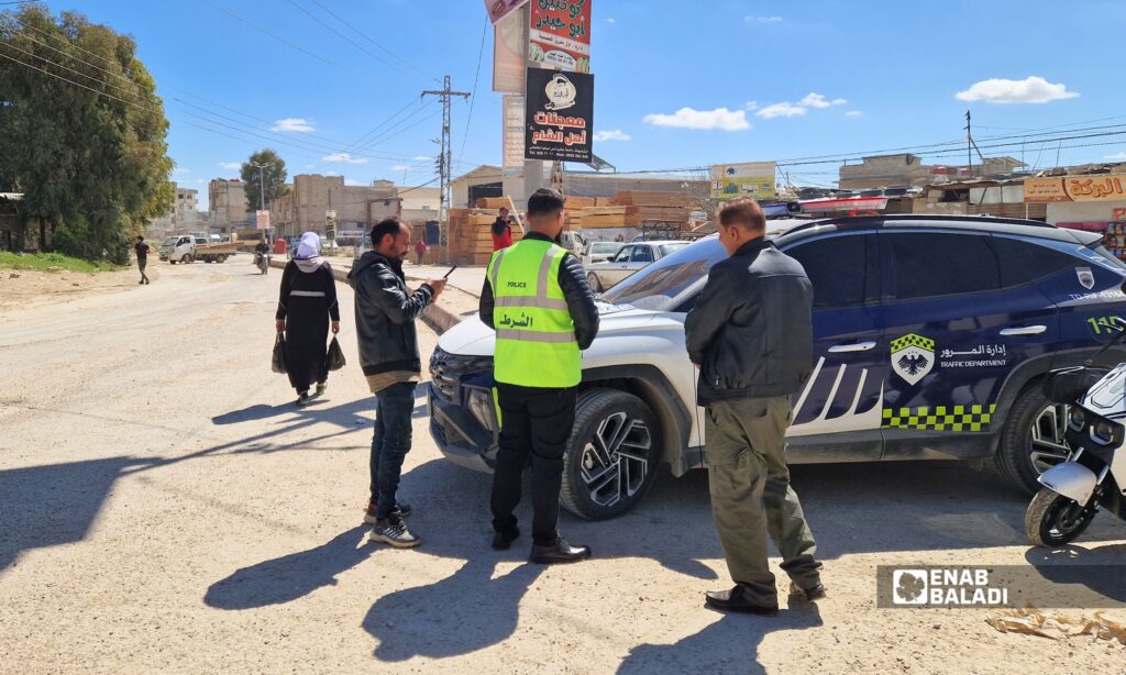 عناصر من شرطة مرور داريا يوقفون مركبات خلال جولة ميدانية لتنظيم السير