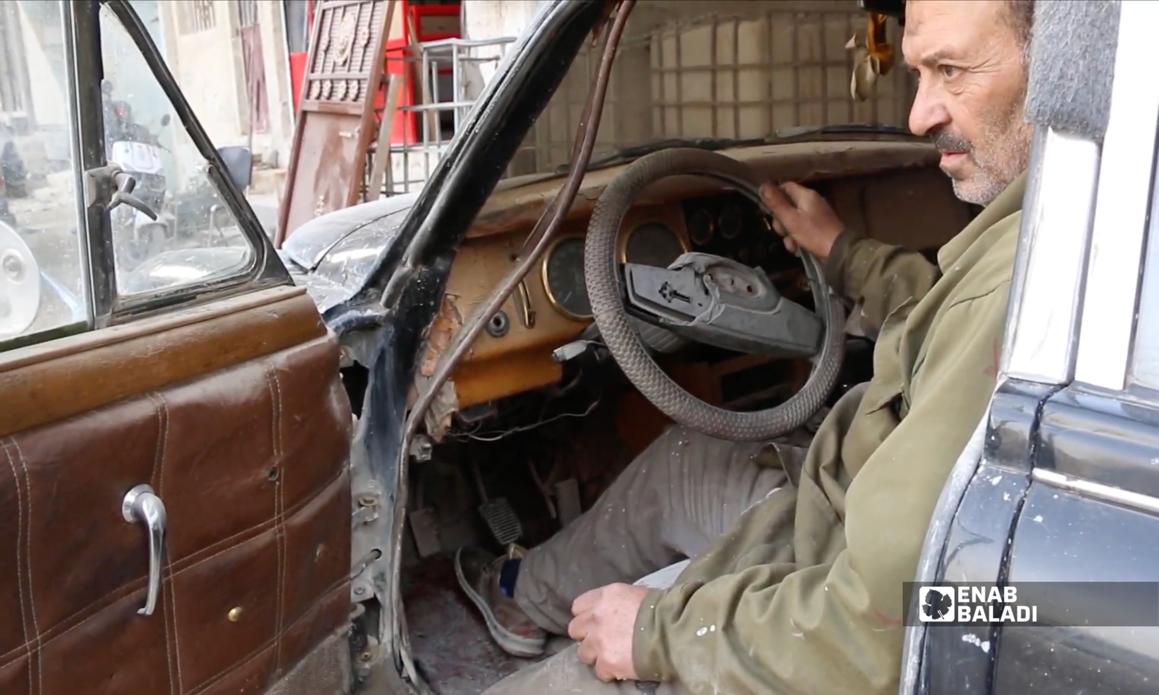 سعيد بيطار مالك سيارة Jaguar Mark II - داريا 17 شباط 2026 (عنب بلدي)