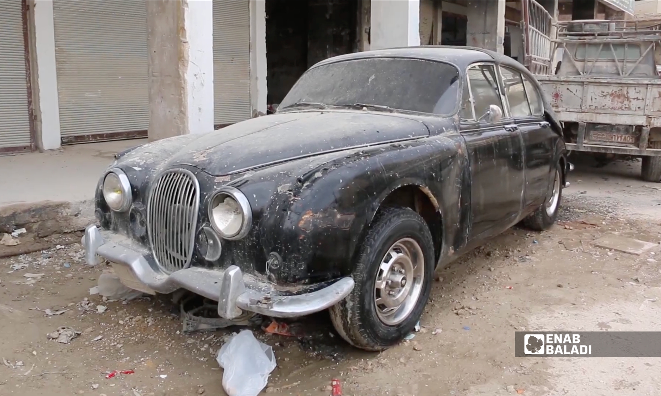 سيارة Jaguar Mark II التي يملكها سعيد بيطار في داريا - 17 شباط 2026 (عنب بلدي)