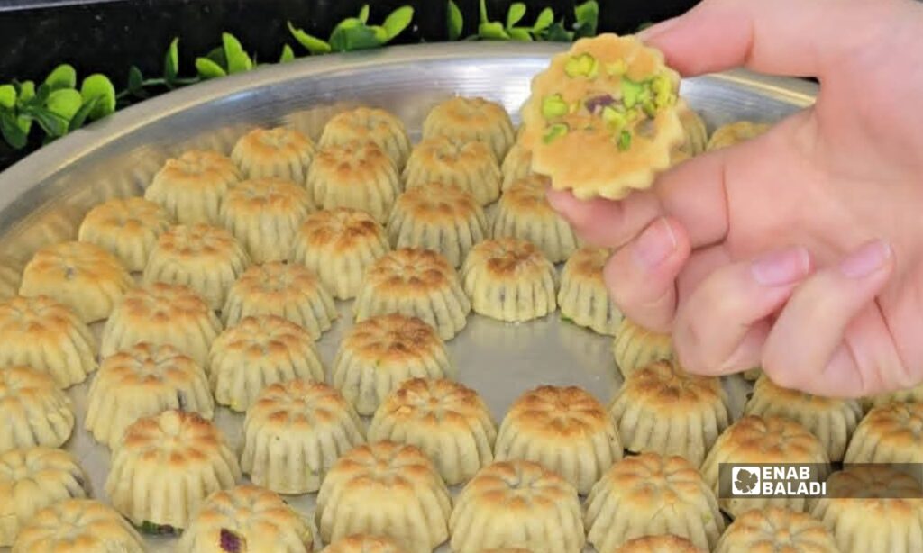 المعمول من حلويات العيد في داريا مع اقتراب عيد الفطر 