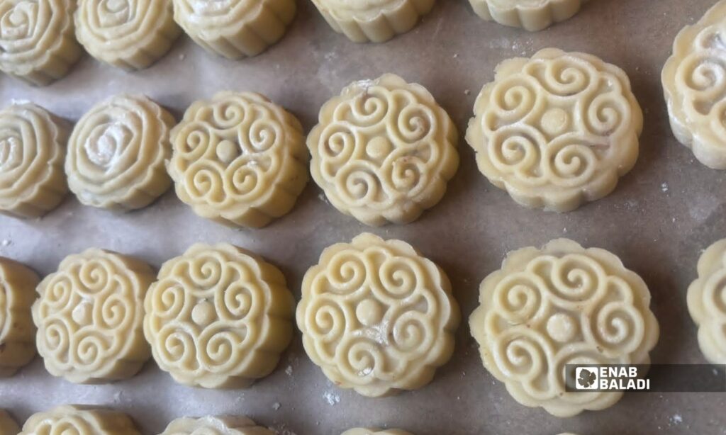 المعمول من حلويات العيد في داريا مع اقتراب عيد الفطر 