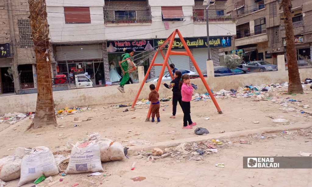 أطفال يلعبون في حديقة منارة بمدينة داريا