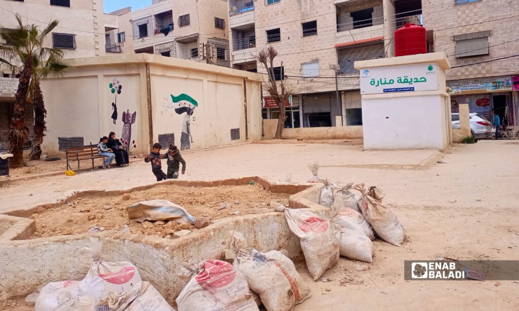 أطفال يلعبون في حديقة منارة بمدينة داريا