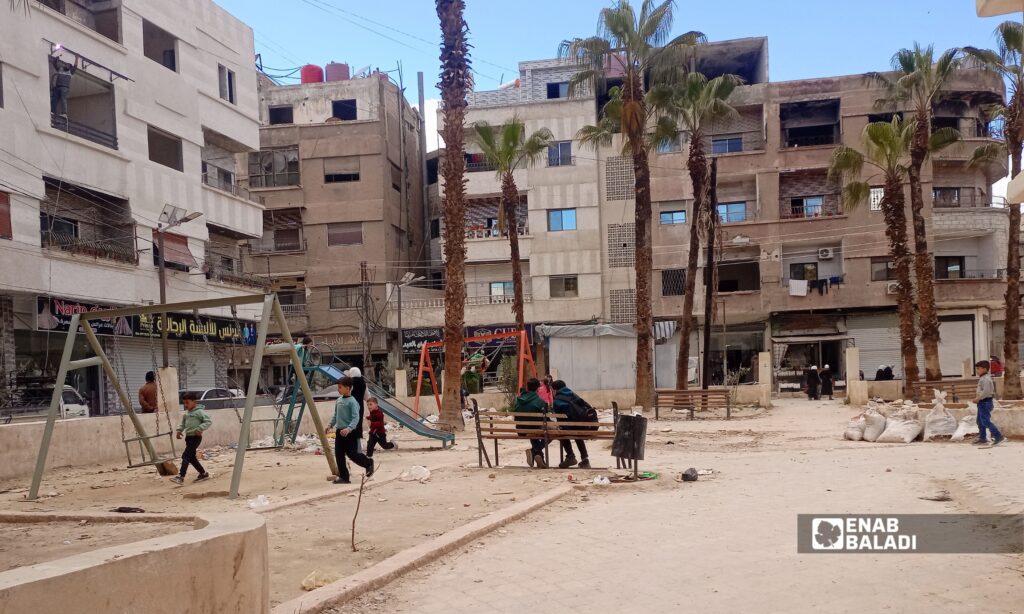 أطفال يلعبون في حديقة منارة بمدينة داريا