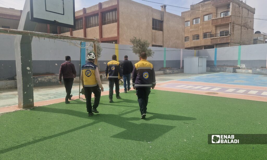 معاينة موقع الهبوط في باحة مدرسة سعيد الشيخ خليل بمدينة داريا بعد تضرر البلاط وانجراف التربة جراء الأمطار 
