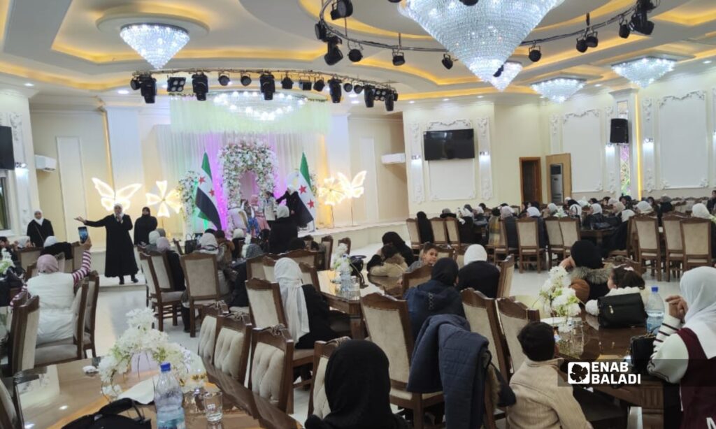 حضور نسائي خلال لقاء معايدة عيد الفطر في صالة “قصر الحبيب” بمدينة داريا