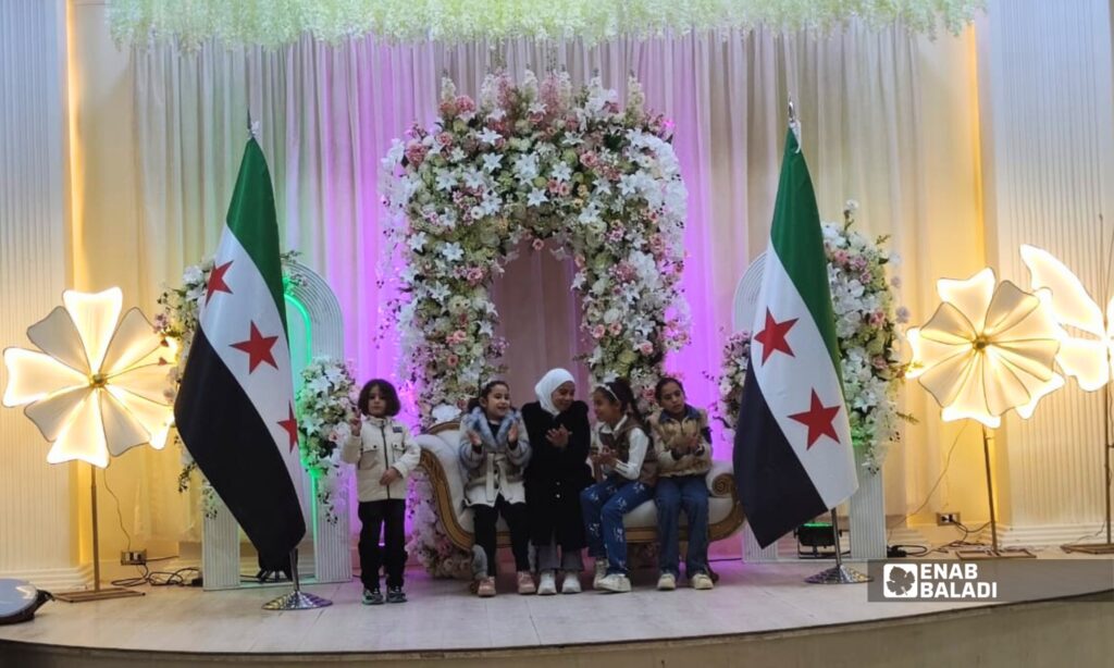 حضور نسائي خلال لقاء معايدة عيد الفطر في صالة “قصر الحبيب” بمدينة داريا