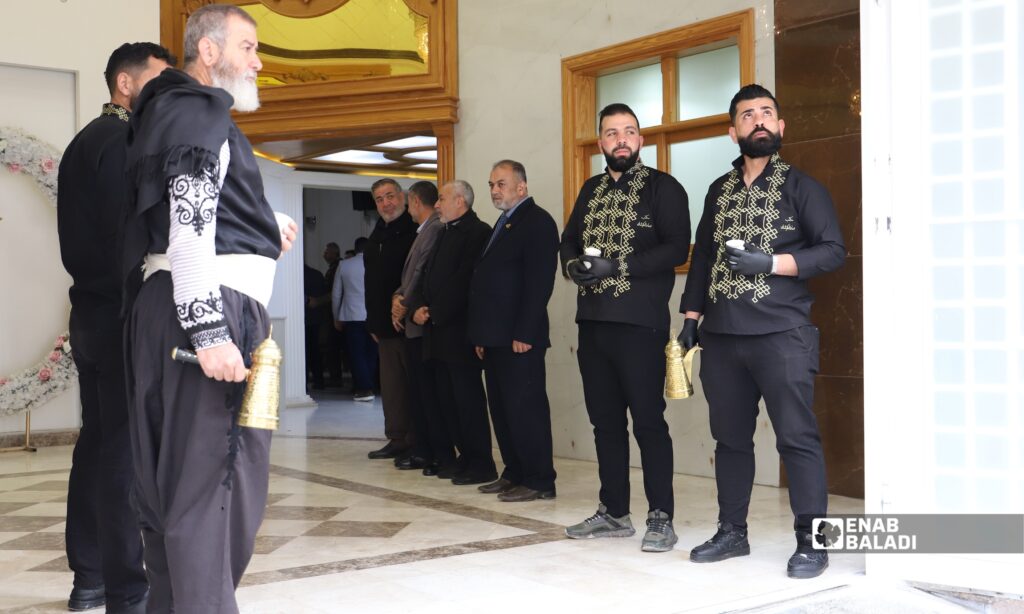 محافظ ريف دمشق عامر الشيخ خلال لقاء معايدة في قصر الحبيب بمدينة داريا بحضور فعاليات محلية وأهالي الشهداء والجرحى والمصابين 
