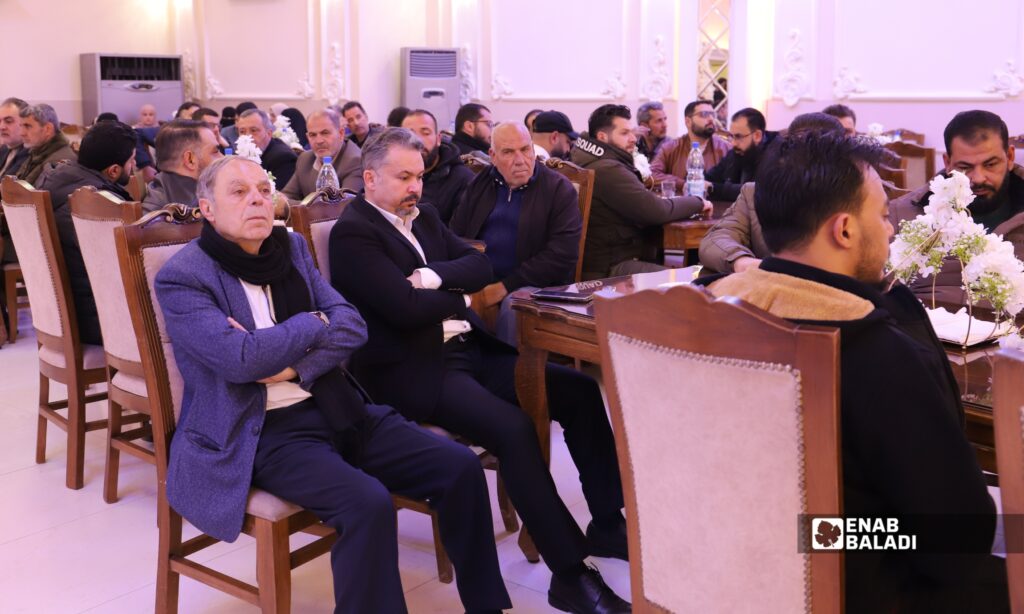 محافظ ريف دمشق عامر الشيخ خلال لقاء معايدة في قصر الحبيب بمدينة داريا بحضور فعاليات محلية وأهالي الشهداء والجرحى والمصابين 