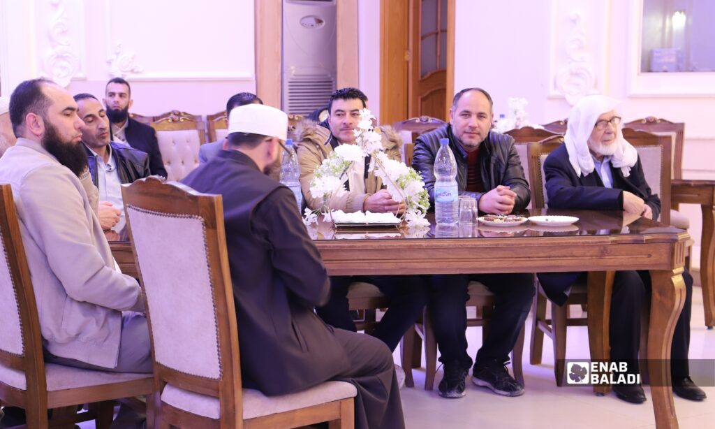 محافظ ريف دمشق عامر الشيخ خلال لقاء معايدة في قصر الحبيب بمدينة داريا بحضور فعاليات محلية وأهالي الشهداء والجرحى والمصابين 