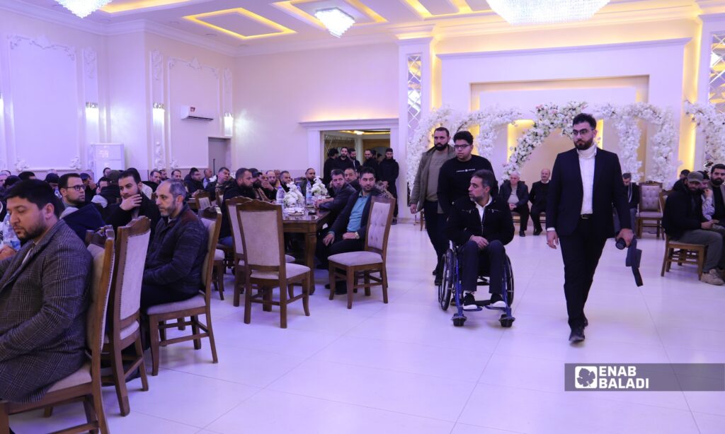 محافظ ريف دمشق عامر الشيخ خلال لقاء معايدة في قصر الحبيب بمدينة داريا بحضور فعاليات محلية وأهالي الشهداء والجرحى والمصابين 