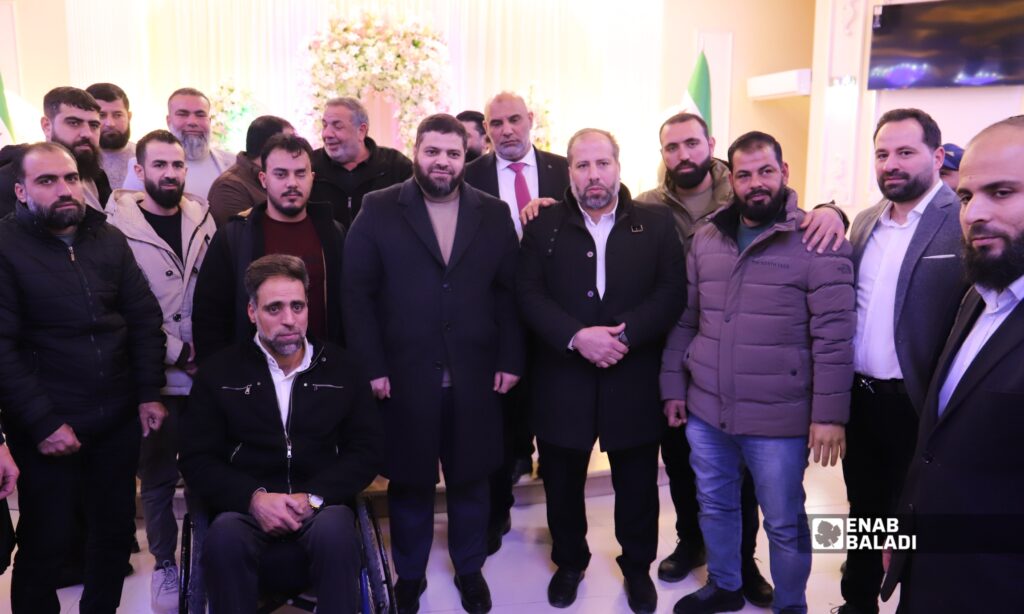 محافظ ريف دمشق عامر الشيخ خلال لقاء معايدة في قصر الحبيب بمدينة داريا بحضور فعاليات محلية وأهالي الشهداء والجرحى والمصابين 