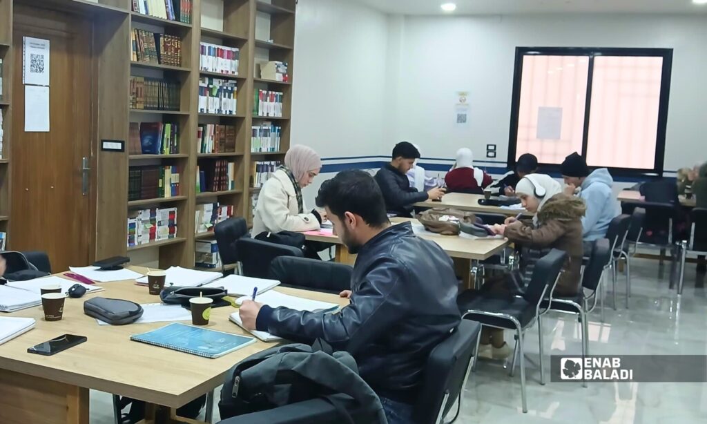 طلاب ورواد يستفيدون من مساحة الدراسة والقراءة داخل مكتبة مؤسسة “فكر وبناء” في داريا