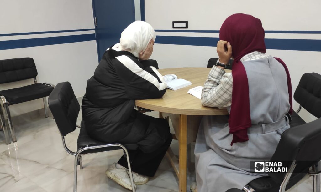 طلاب ورواد يستفيدون من مساحة الدراسة والقراءة داخل مكتبة مؤسسة “فكر وبناء” في داريا