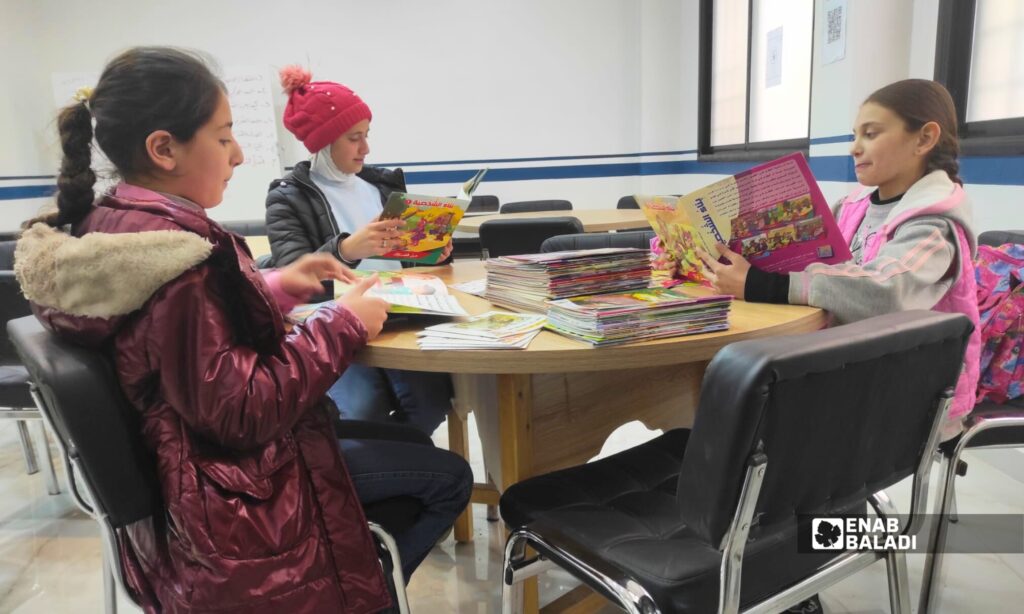طلاب ورواد يستفيدون من مساحة الدراسة والقراءة داخل مكتبة مؤسسة “فكر وبناء” في داريا
