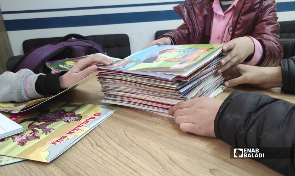 طلاب ورواد يستفيدون من مساحة الدراسة والقراءة داخل مكتبة مؤسسة “فكر وبناء” في داريا