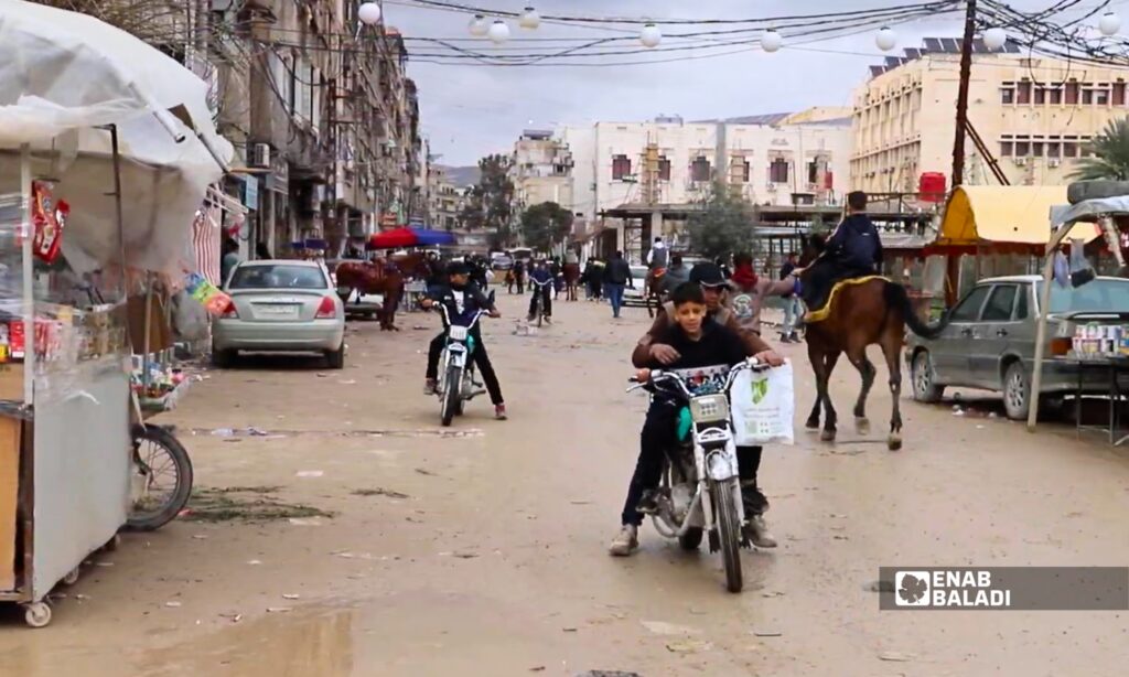أطفال يقودون موتورات في ساحة العيد بمدينة داريا في ثاني أيام عيد الفطر