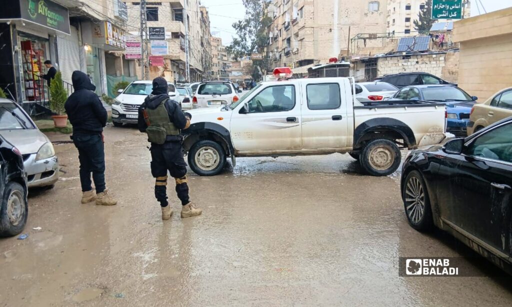 عناصر من أمن الطرق في داريا يغلقون شارعًا مقابل الحديقة في ساحة العيد ويمنعون دخول الدراجات النارية والسيارات خلال العيد - 21 آذار 2026 (عنب بلدي - سعيد خشفة)