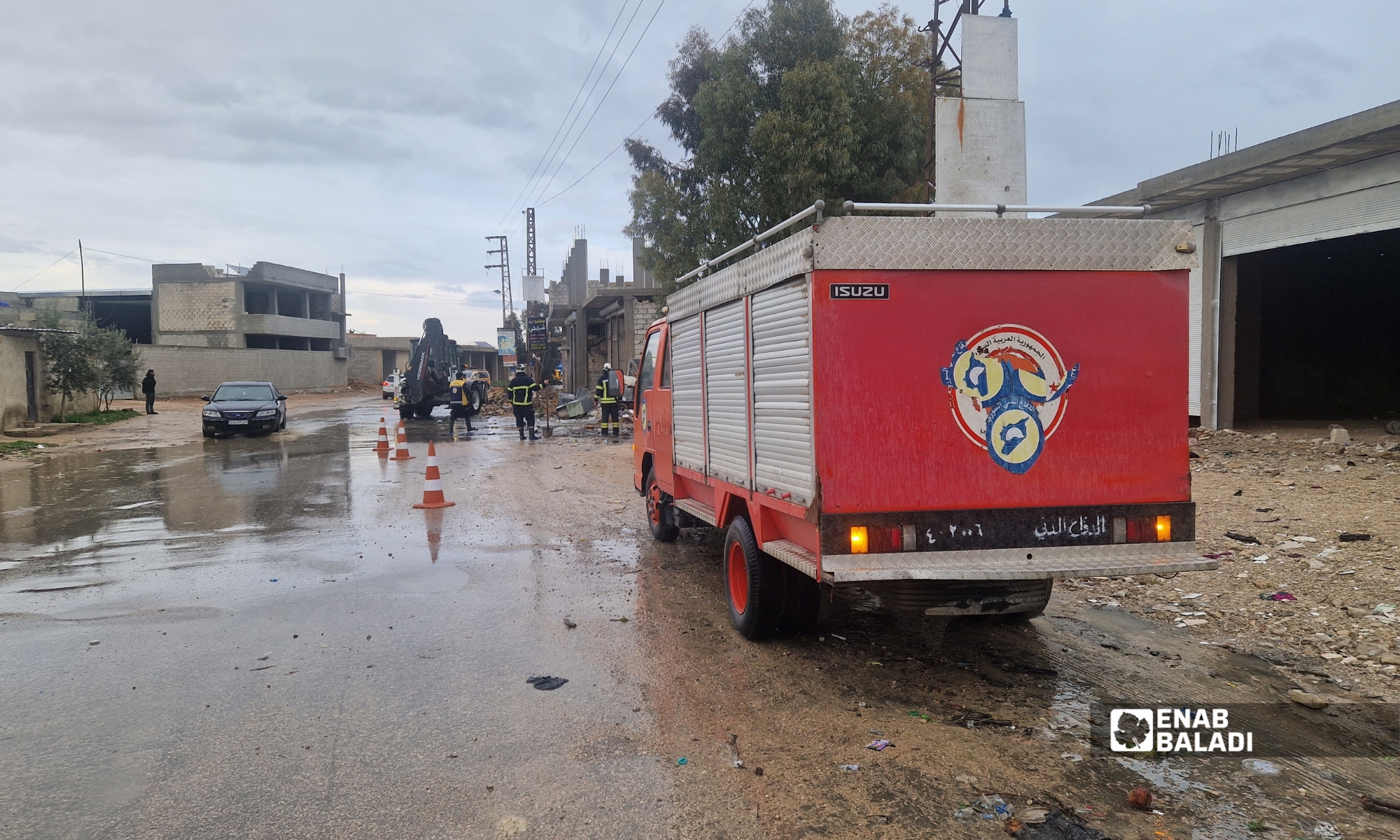 ورشات الدفاع المدني تتعامل مع فيضان مياه الأمطار على طريق الفصول الأربعة بداريا - 21 آذار 2026 (عنب بلدي - سعيد خشفة)