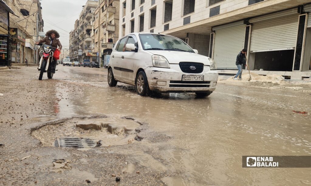 تجمع مياه الأمطار في أحد شوارع داريا