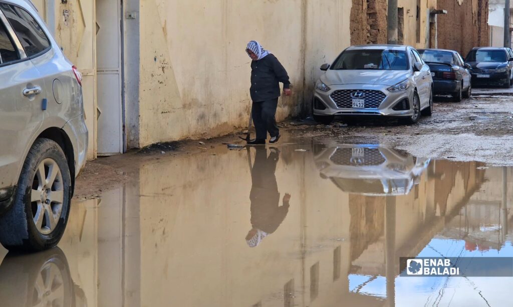تجمع مياه الأمطار في أحد شوارع داريا