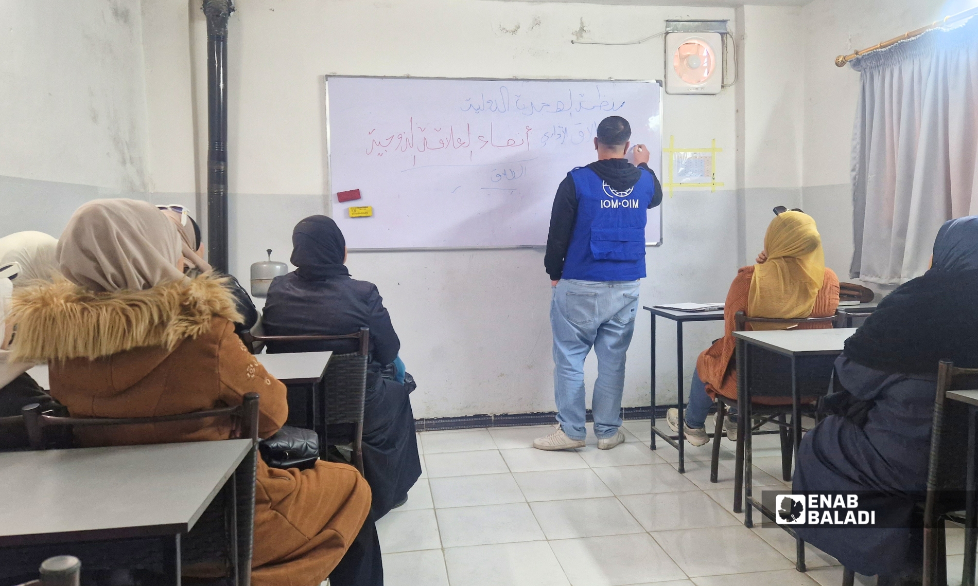 المحامي محمد يوسف يشرح للحاضرات خلال ورشة قانونية حول إنهاء العلاقة الزوجية والطلاق في داريا