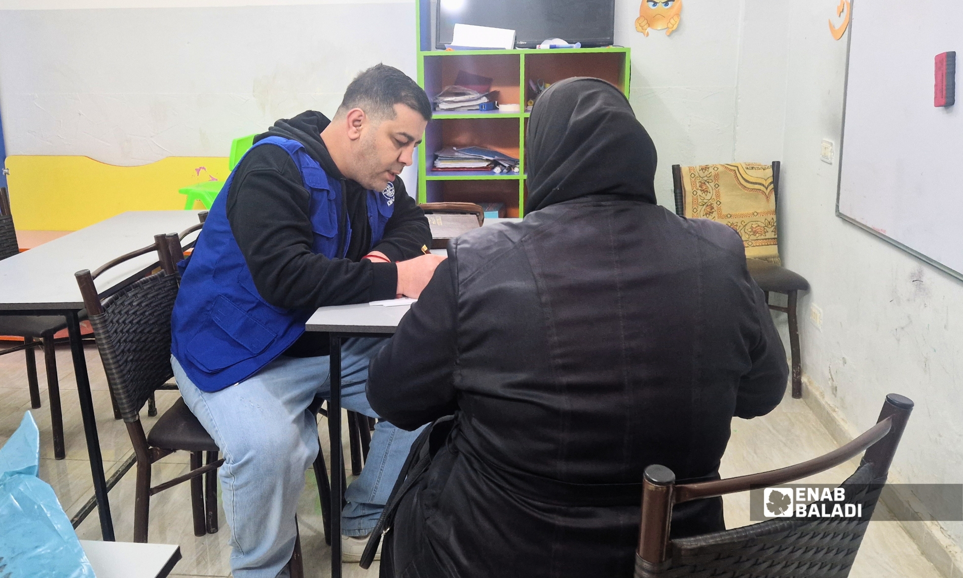 المحامي محمد يوسف يشرح للحاضرات خلال ورشة قانونية حول إنهاء العلاقة الزوجية والطلاق في داريا