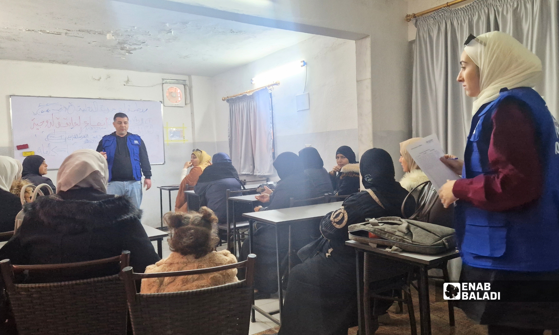 المحامي محمد يوسف يشرح للحاضرات خلال ورشة قانونية حول إنهاء العلاقة الزوجية والطلاق في داريا