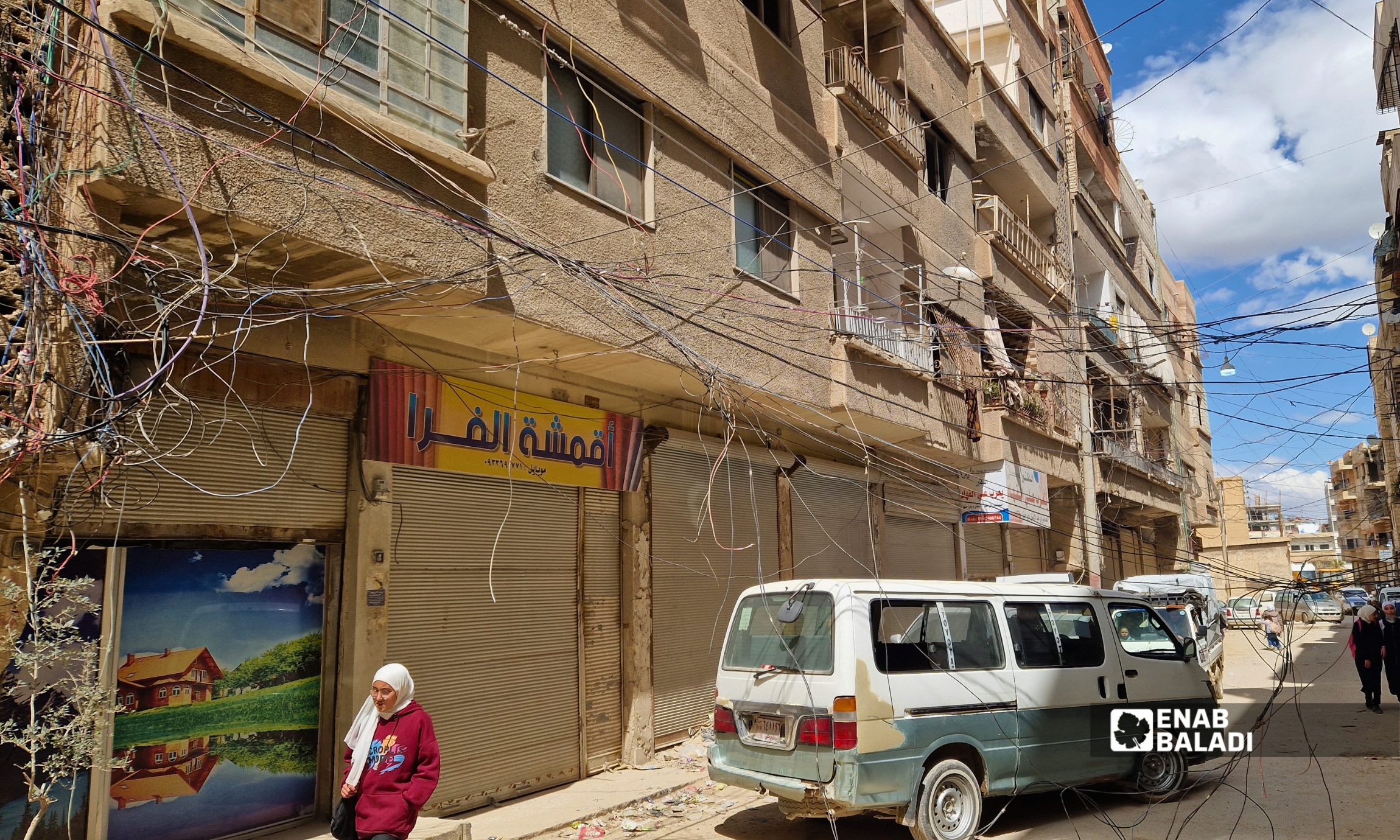 تمديدات كهربائية عشوائية ومتدلية في شارع مقابل مدرسة المحدثة للبنين بمدينة داريا بعد انقطاعها