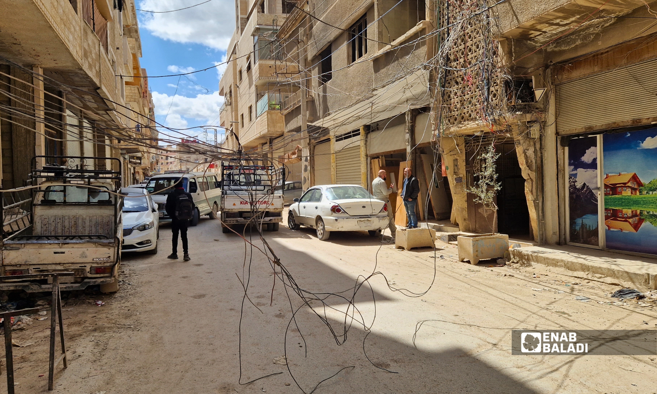 تمديدات كهربائية عشوائية ومتدلية في شارع مقابل مدرسة المحدثة للبنين بمدينة داريا بعد انقطاعها