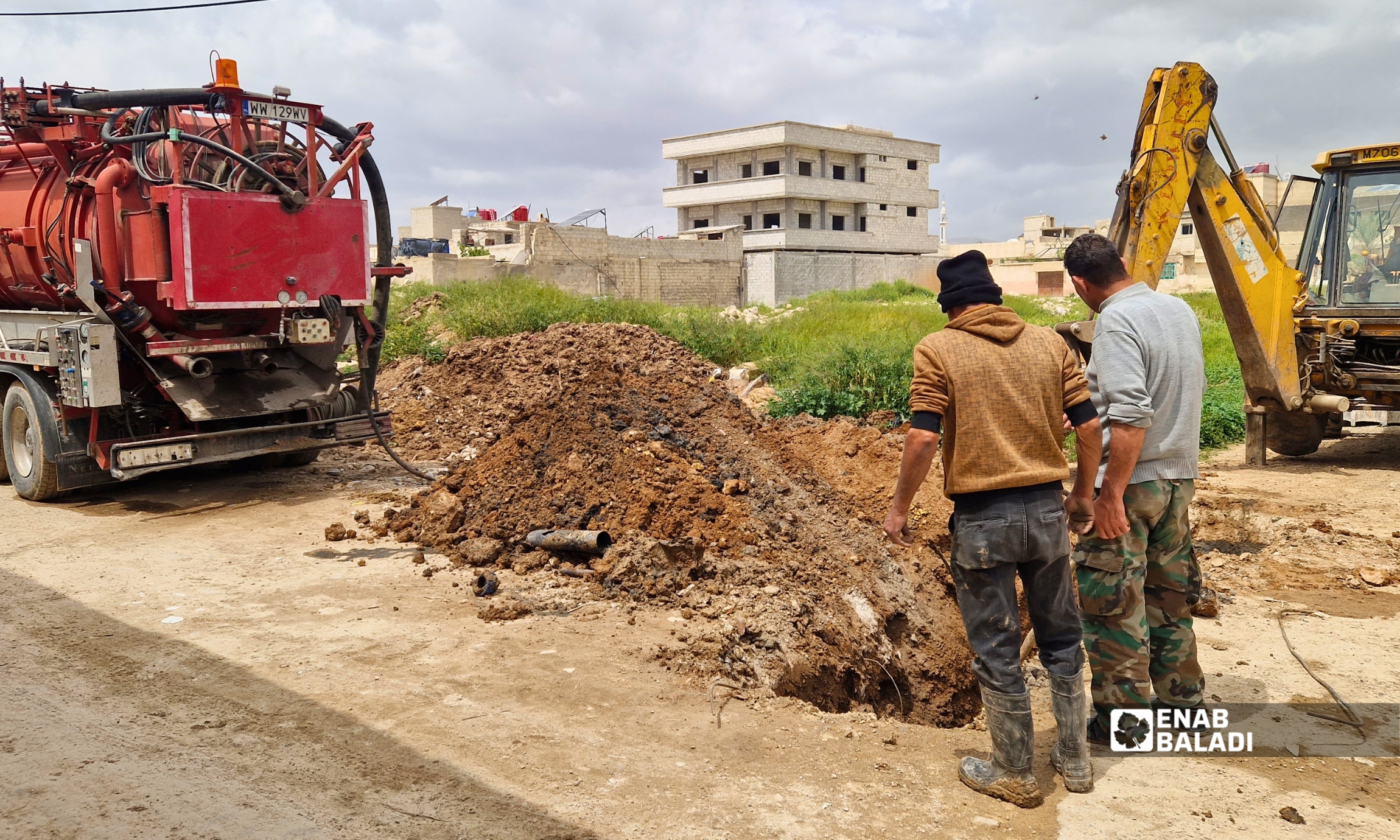 أعمال حفر لتبديل أنابيب الصرف الصحي في أرض المراح بمدينة داريا