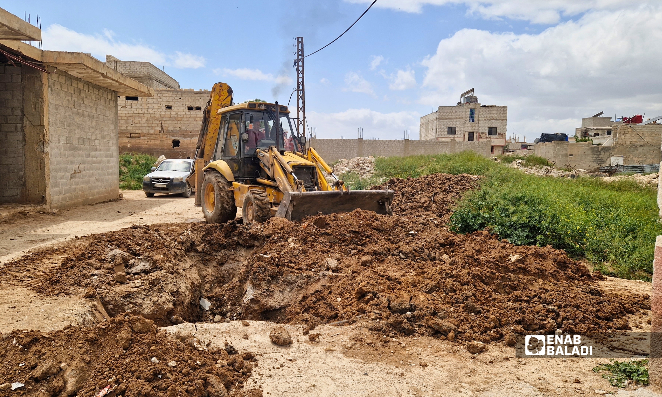 أعمال حفر لتبديل أنابيب الصرف الصحي في أرض المراح بمدينة داريا