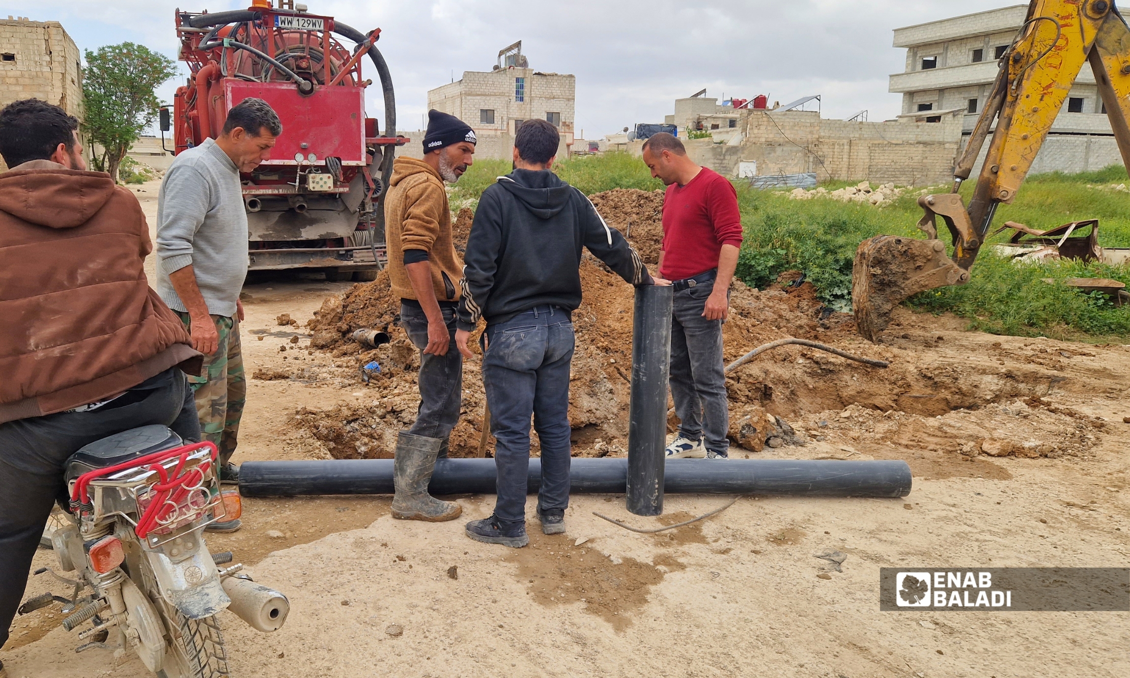 أعمال حفر لتبديل أنابيب الصرف الصحي في أرض المراح بمدينة داريا