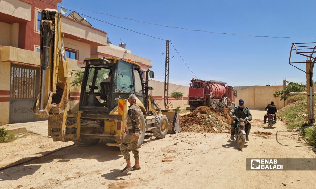 أعمال حفر واستبدال أنابيب الصرف الصحي على طريق القرية الصغيرة في داريا