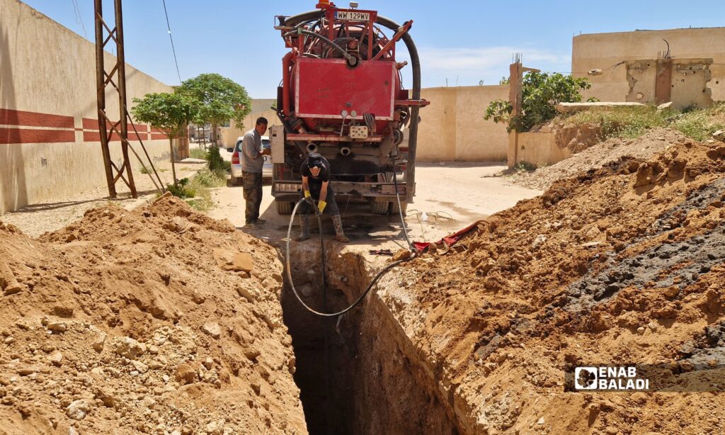أعمال حفر واستبدال أنابيب الصرف الصحي على طريق القرية الصغيرة في داريا
