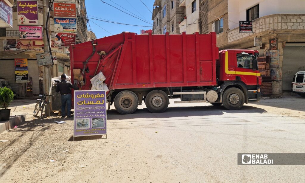 تحميل حاويات قمامة جديدة ضمن حملة النظافة في داريا