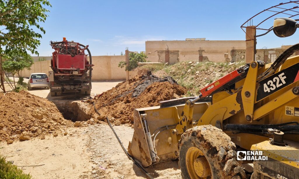 أعمال حفر واستبدال أنابيب الصرف الصحي على طريق القرية الصغيرة في داريا