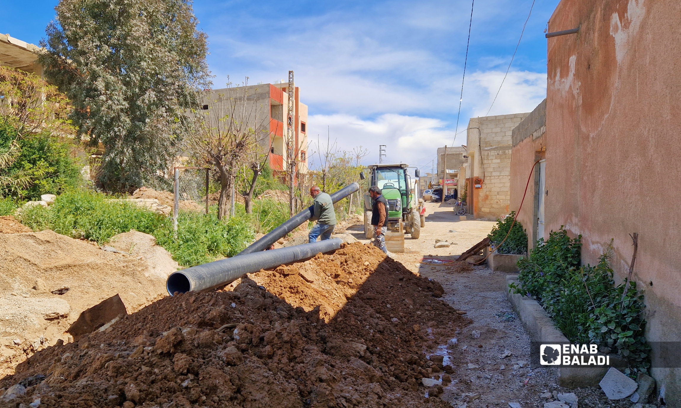 ورشات بلدية داريا تنفذ أعمال حفر واستبدال لخطوط الصرف الصحي المتضررة في المنطقة الواقعة جنب السكة قبل فندم