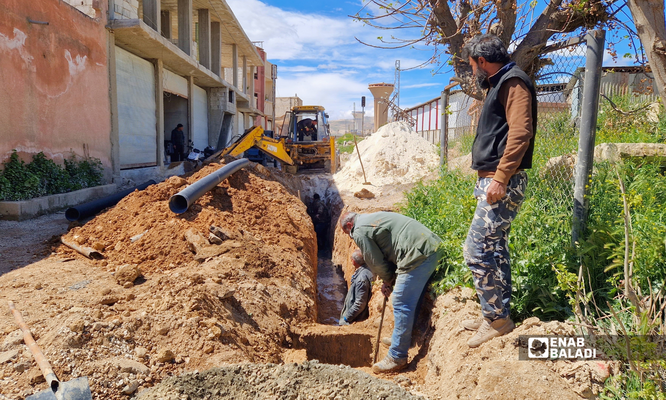 ورشات بلدية داريا تنفذ أعمال حفر واستبدال لخطوط الصرف الصحي المتضررة في المنطقة الواقعة جنب السكة قبل فندم