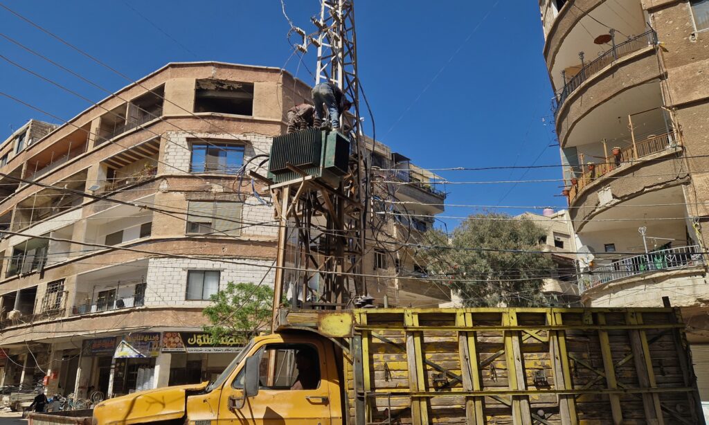 بعد فصل متكرر واحتراق المحولة.. بدء أعمال الاستبدال في ساحة شريدي بداريا 29 استبدال محولة كهربائية في ساحة شريدي بمدينة داريا