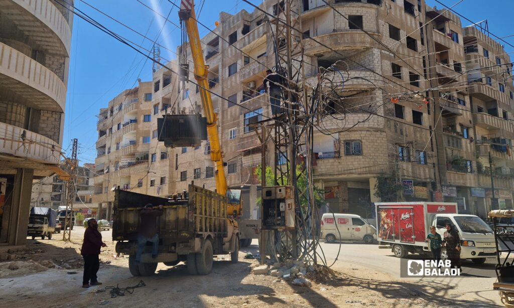 بعد فصل متكرر واحتراق المحولة.. بدء أعمال الاستبدال في ساحة شريدي بداريا 27 استبدال محولة كهربائية في ساحة شريدي بمدينة داريا
