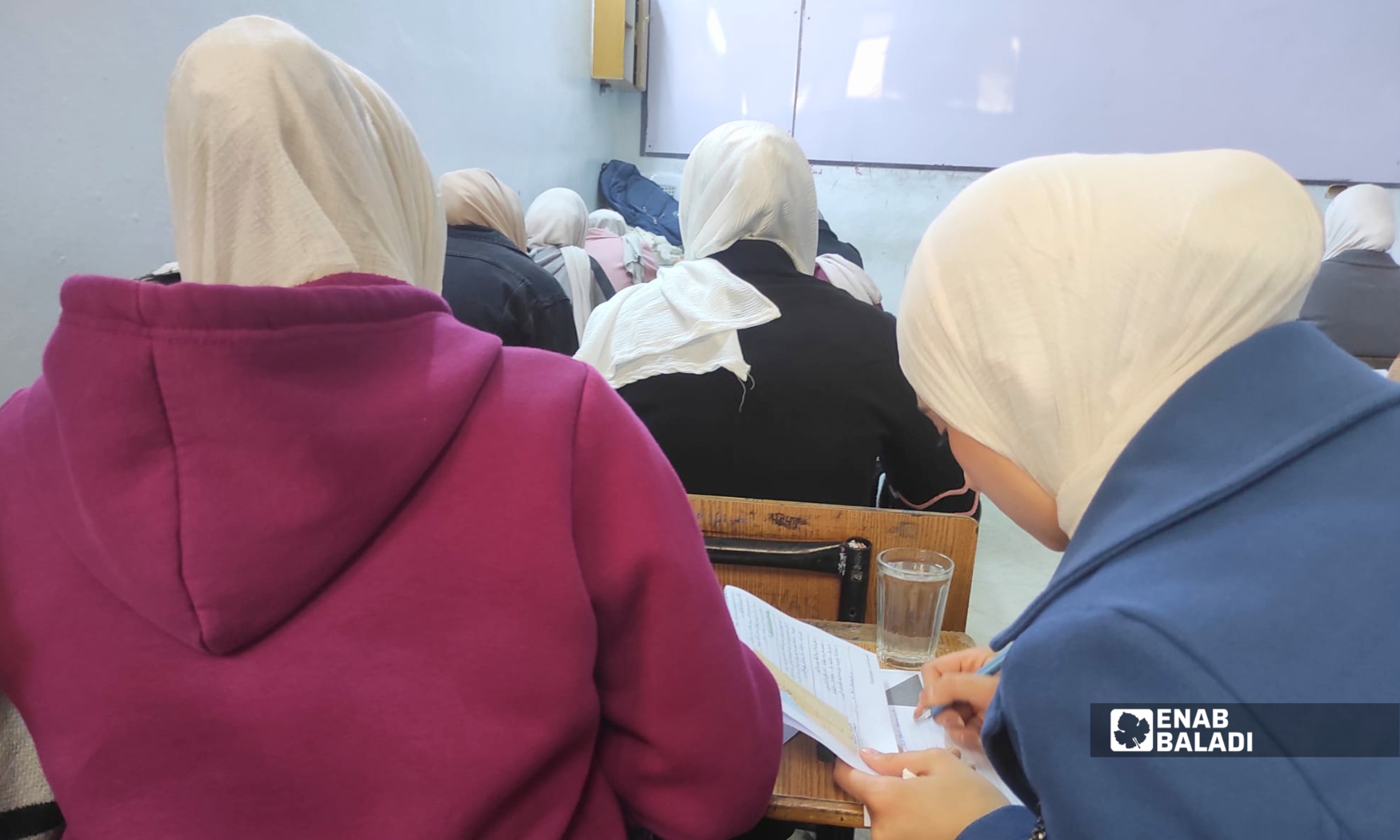 طلاب خلال درس مكثف في معهد البيان بمدينة داريا