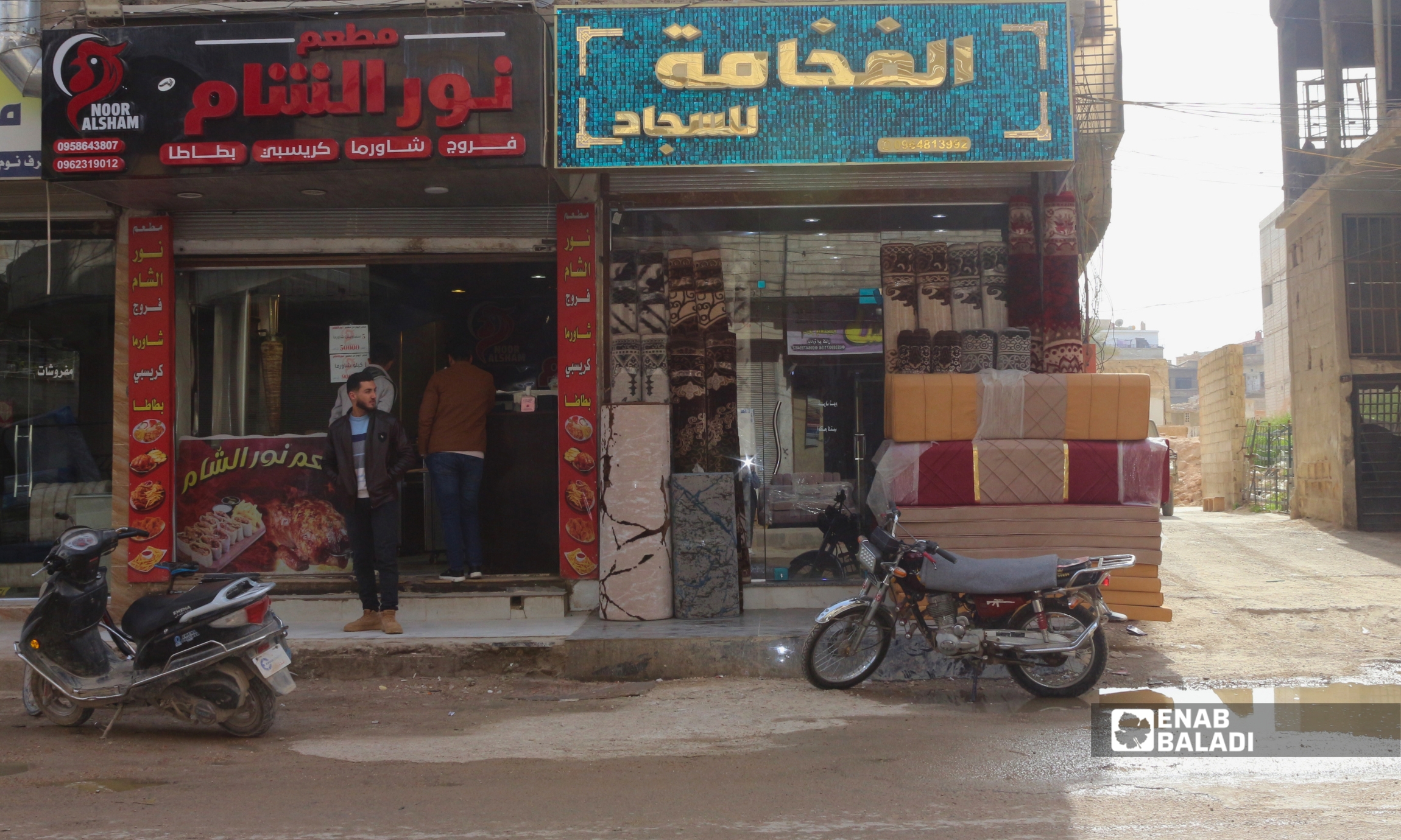 توسع تجاري في داريا.. محال وأسواق جديدة تنشط المدينة تحت ضغط الغلاء 23 سجاد معروض داخل أحد المحال التجارية في داريا