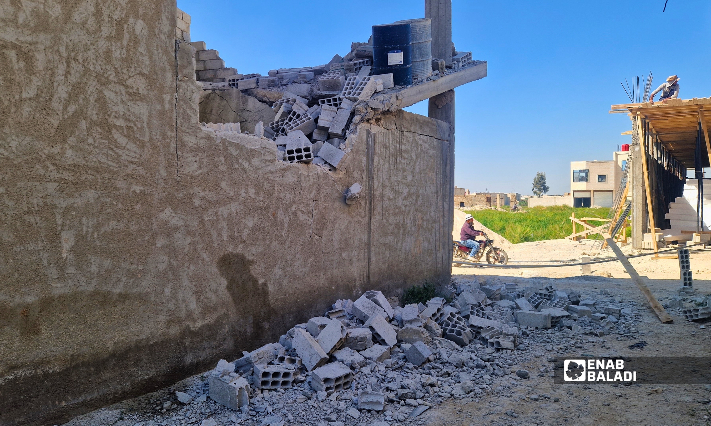أنقاض في مدخل منزل بعد سقوط جزء من سقفه في منطقة أرض المراح بمدينة داريا 